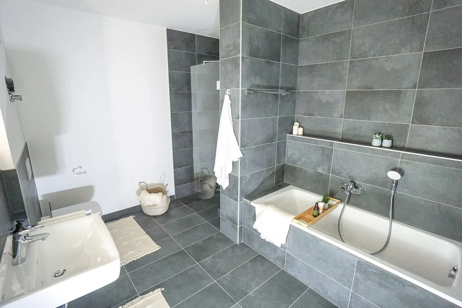 Modernes Badezimmer mit großformatigen Fliesen und klarer Gestaltung