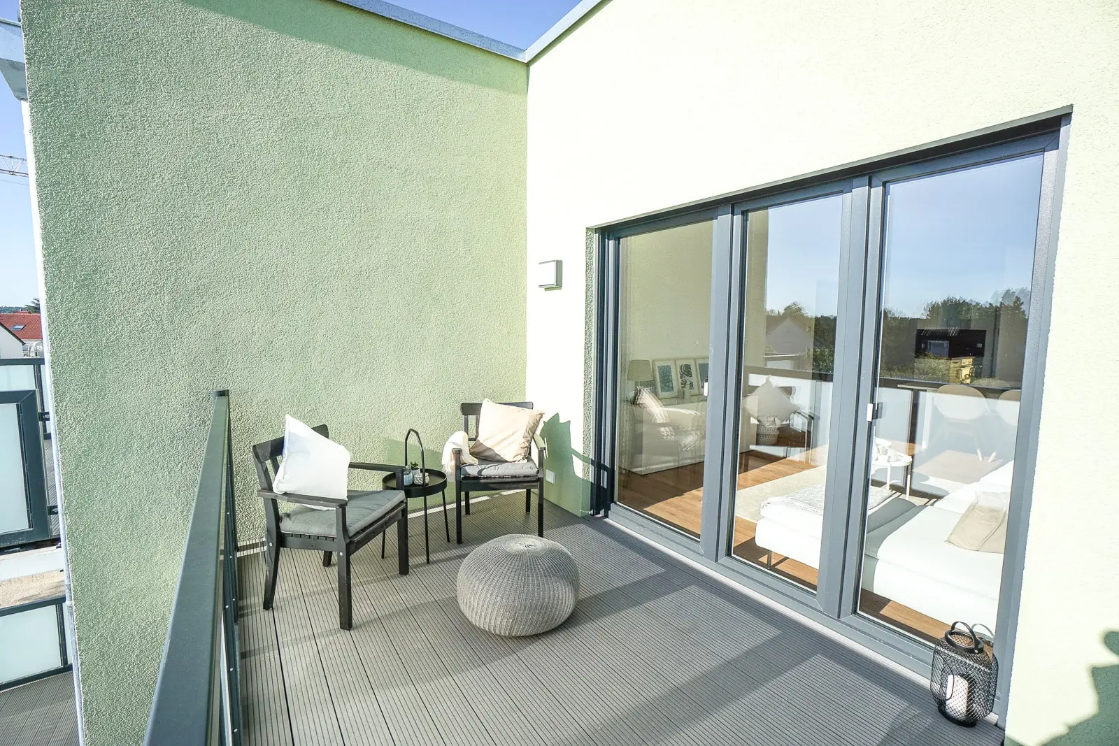 Geschützter Balkon mit Platz für Tisch und Sitzmöbel