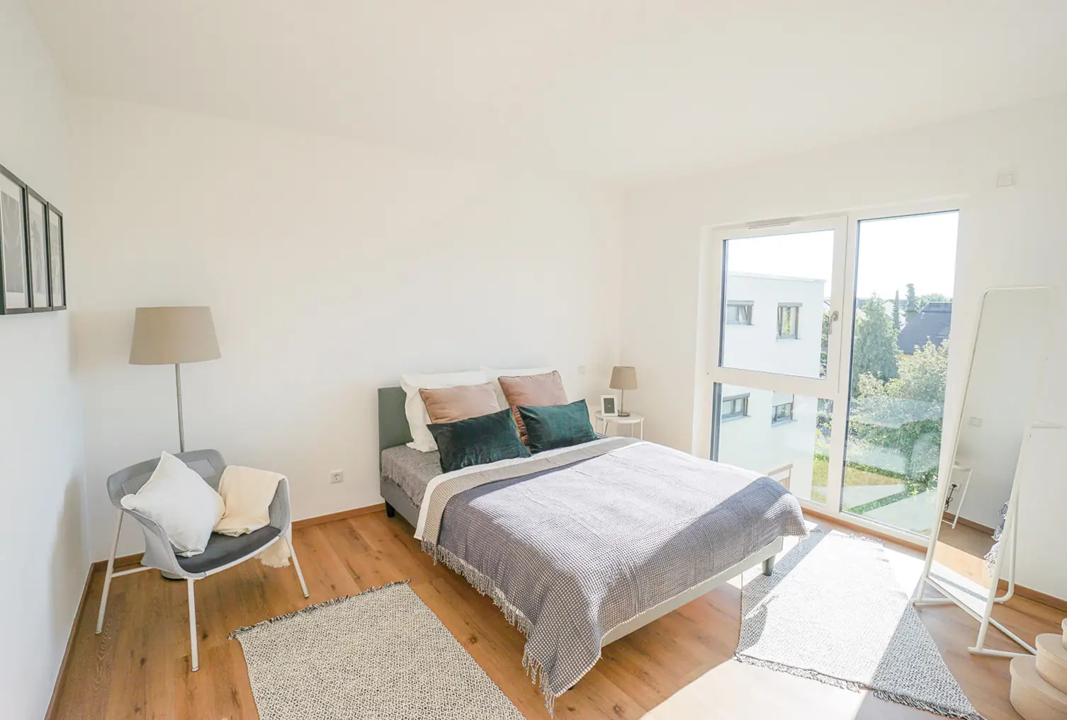 Ruhiges Schlafzimmer mit Parkett und bodentiefem Fenster